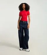Blusa básica de manga corta y cuello redondo, confeccionada en viscosa texturizada de canalé con elastano y detalle de terminación ondulada en el bajo.