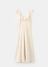 Vestido midi de mezcla de lino y viscosa en color beige, con diseño evasé, cuello en V con volantes decorativos, tirantes anchos y cierre de cremallera lateral.