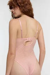 Body color rosa viejo con breteles finos, escote con detalle de encaje y laterales de red.