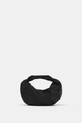 Bolso de mano negro con cuerpo cubierto de apliques brillantes, diseño estructurado con asa superior integrada y cierre principal. Incluye bolsillo interior con cremallera y cadena para usar como bandolera.