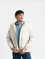 Campera impermeable negra con capucha, cierre frontal, bolsillos frontales con tapa y puños elásticos.