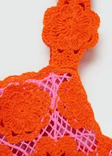 Vestido corto de crochet con diseño de flores en colores naranja y rosa, de corte recto, escote cuadrado y tirantes anchos.