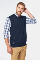 Chaleco tejido de hilo de algodón en color azul marino, con cuello en V y diseño clásico.