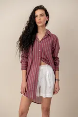 Camisa larga a rayas bordó y blancas, con cuello camisero, mangas largas y cierre frontal de botones.