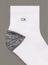 Pack de 3 pares de medias Calvin Klein de corte medio, en colores gris, negro y blanco. Presentan logo CK en el tobillo y diseño jaspeado en la puntera y el talón.