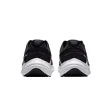 Championes de running Nike Quest 5, color negro con suela blanca y logo lateral en gris. Presentan un diseño de malla transpirable y detalles técnicos en el talón.