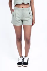 Short de tiro alto color beige, con pinzas delanteras, bolsillos laterales y cierre frontal con botón.