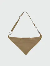 Cartera crossbody de diseño triangular, color verde oliva, con cierre superior y bolsillo frontal con solapa y botón a presión. Incluye correa ajustable para llevar cruzada.