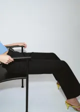 Pantalón de tiro bajo y diseño acampanado color negro, con trabillas para cinturón y bolsillos traseros ribeteados, confeccionado en mezcla de algodón elástico.
