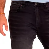 Pantalón de jean negro con calce slim, confeccionado en algodón y poliéster con spandex. Diseño de cinco bolsillos y logo CAT en la parte trasera.
