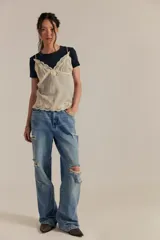 Remera de algodón acanalado color marrón topo, de calce entallado, con escote redondo, mangas cortas y efecto desgastado en las costuras.
