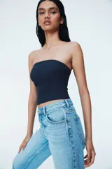 Top strapless de punto acanalado color azul marino, con borde superior curvo y forro parcial.