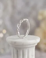 Anillo de plata 925 con diseño de símbolo infinito entrelazado, adornado con pequeñas circonias brillantes.