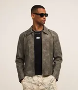 Campera masculina con cuello con solapa, cierre por cremallera, manga larga, recortes, bolsillos laterales con cremallera y estampa manchada.