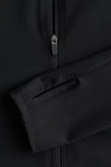 Campera deportiva de corte ajustado en tejido funcional con tecnología de absorción de sudor. Presenta cuello elevado, cierre frontal completo, mangas raglán extralargas con abertura para el pulgar y bolsillos laterales con cierre.