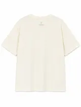 Remera de manga corta color verde militar, con cuello redondo y diseño gráfico estampado en el centro del pecho con texto en tipografía ovalada.