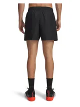 Short deportivo Under Armour modelo Tech Woven 5in, color negro, de tejido ultraligero, transpirable y resistente al agua con tecnología UA Storm. Cuenta con cintura elástica con cordón interno, bolsillos laterales abiertos y logo de la marca estampado en blanco.