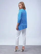 Blusa de seda fría texturada, marca Ruby Rd. Cuello a la base con aplique de aro metálico y terminación de ruedo asimétrico.