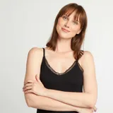 Camisón corto negro con breteles finos y escote en V con detalle de encaje.