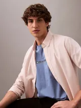 Remera de algodón con cuello redondo y manga corta, presenta un estampado gráfico tonal sutil en el pecho con el logo de la marca.