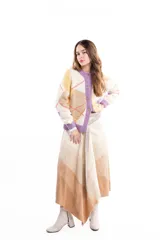 Cárdigan de punto con diseño de rombos en tonos crema, amarillo, beige y lila. Presenta cierre frontal con botones, cuello redondo y puños acanalados en color lila.