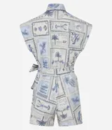 Mono corto de tricolina con estampado de cocoteros, cuello en V y lazo lateral.