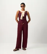 Pantalón de corte recto confeccionado en mezcla de viscosa y lino. Presenta cintura elástica con cordón ajustable y bolsillos laterales.