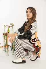 Zuecos color blanco con punta cuadrada y suela negra.