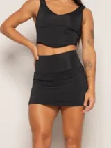 Pollera deportiva corta color negro, confeccionada en poliamida con elastano, de tiro alto con calza interna y bolsillo incorporado.
