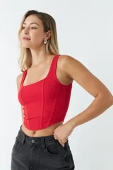 Top blanco con breteles anchos, escote cuadrado y corte crop.