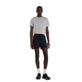 Short deportivo de hombre, color negro, con cintura elástica y cordón ajustable. Diseño minimalista con corte atlético.
