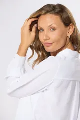 Blusa tipo camisa blanca de manga larga con botones nacarados ocultos con cartera. Tela suave y sedosa con doble capa en el frente para evitar transparencias.