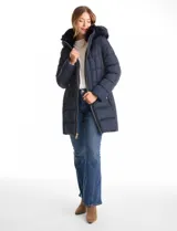 Campera puffer larga de color azul marino con capucha desmontable con borde de piel sintética. Cuenta con cierre frontal metálico dorado con logo grabado y bolsillos laterales con cierre.