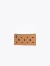 Billetera rectangular de cuero vacuno color rosado, con estampado de frambuesas y doble cierre superior.