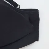 Pack de dos tops tipo bralette de tejido acanalado, uno en color blanco y otro en color negro, con breteles finos regulables.