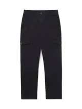 Pantalón cargo slim de color negro, de corte ajustado, con bolsillos laterales con solapa y cierre de botón.