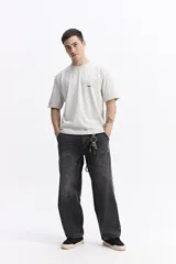 Pantalón de jean con corte super baggy, de tiro medio, con diseño amplio y holgado en piernas y cadera.