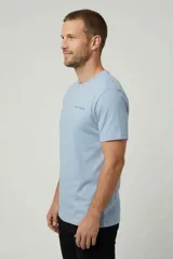 Remera de manga corta color celeste con pequeño estampado tipográfico en el pecho con la frase 'Feel the freedom'.