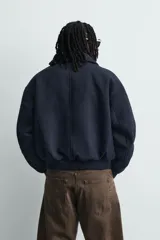 Cazadora de paño acolchada en su interior para hombre, de corte cropped y color azul marino. Cuenta con cuello solapa, mangas largas, bolsillos de doble vivo en la cadera, detalles de acabado en rib elástico en puños y cintura, y cierre frontal de cremallera metálica con doble carro.