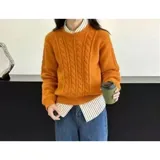 Sweater de punto color blanco marfil, con diseño de trenzas frontales, cuello redondo y mangas largas con puños elásticos acanalados.