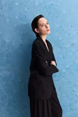 Blazer negro de corte relajado, con solapa clásica y cierre frontal.