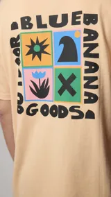 Camiseta color durazno de corte holgado con estampado en la espalda con el logo de la marca Blue Banana.