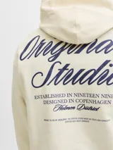 Buzo con capucha de calce holgado, color crema, confeccionado en tejido loopback con interior levemente afelpado. Presenta bolsillo frontal tipo canguro, puños y ruedo acanalados, y estampado con texto en el pecho.