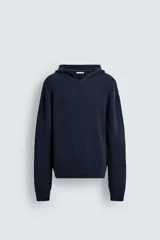 Jersey de punto con capucha, confeccionado en una mezcla de algodón y lana. Presenta un diseño de corte regular, manga larga y acabados en rib en puños y bajo.