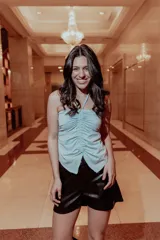 Strapless celeste de tela alicrada con jareta y piolas para ajustar a la medida.