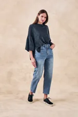 Sweater color beige de lurex, corte oversize, mangas 3/4 con volados.