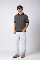 Chomba de tejido de punto con diseño de rayas verticales en tonos beige y marrón, cuello polo y mangas cortas con terminación acanalada.