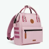 Mochila Cabaia Adventurer Assouan color rosa con detalles en fucsia y marrón. Tiene sistema MOLLE, compartimento acolchado para tablet o PC, correa para sujetar a la maleta y tirantes acolchados antitranspirantes.