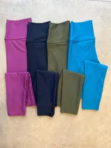 Conjunto deportivo azul con textura acanalada, compuesto por calzas largas de tiro alto y top deportivo con breteles anchos.