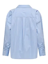Camisa de manga larga con cuello clásico y cierre frontal de botones. Presenta un diseño de rayas verticales blancas sobre fondo azul claro, con corte holgado y puños anchos.